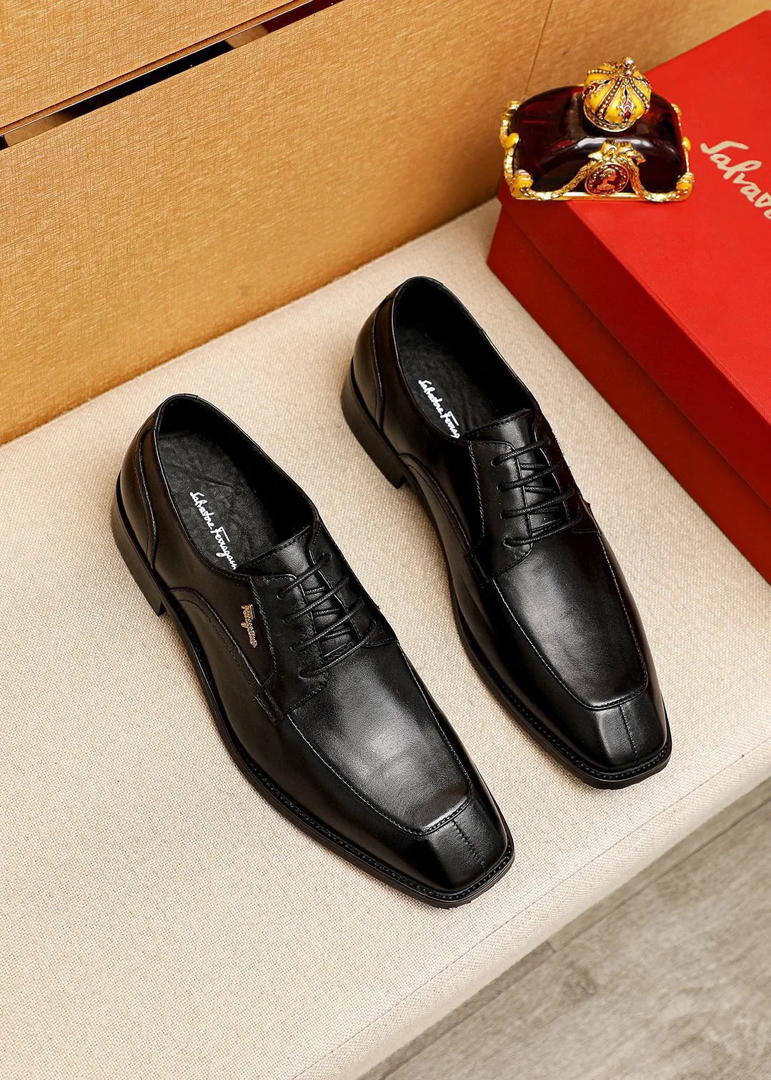 Men's shoes 💰442 💐 Product trademark: Ferragamo "Ferragamo" business leather shoes Regular size: 38-44 (45.46🉑️customized) Product materials: Selected imported first-layer calfskin upper + luxury hardware buckle, imported water-dyed cow leather lining. Strong three-dimensional visual effect, original combination outsole Color: 2⃣️colors available